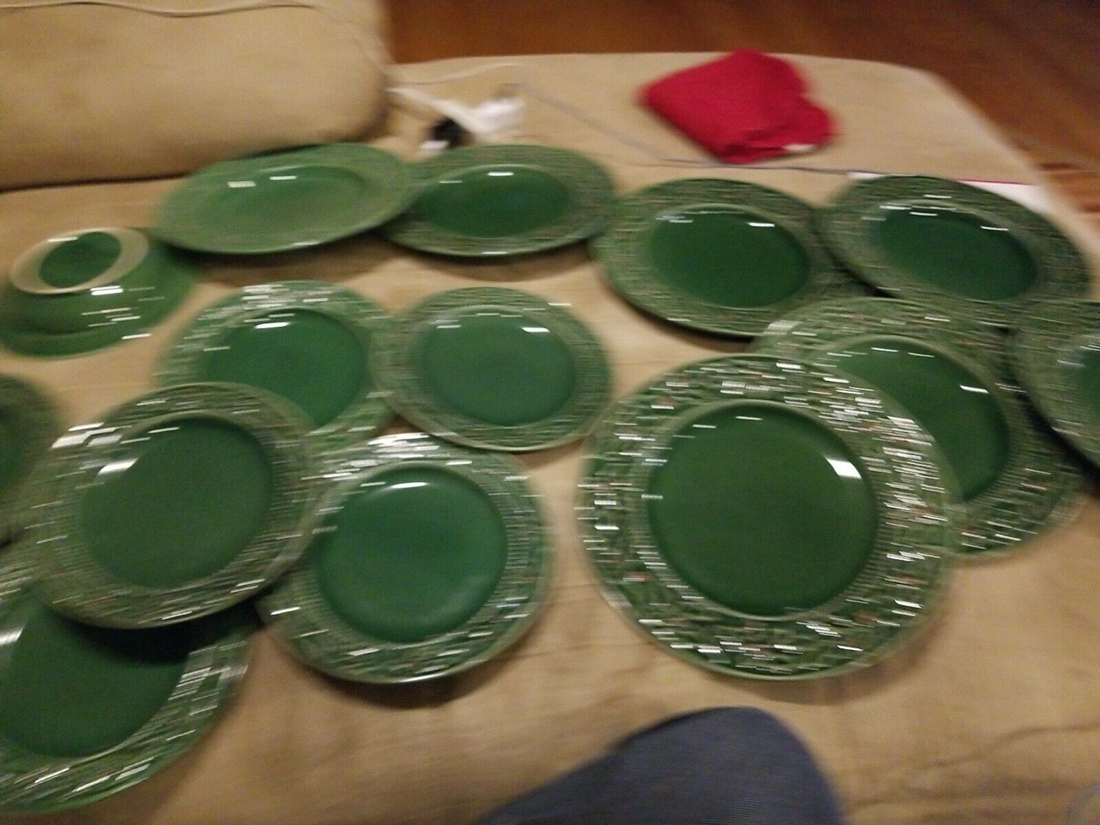 Hampton Home Forge Green Christmas Berries Dinner & Lunchenon Plates 13 ...